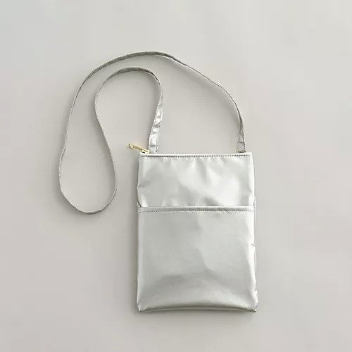【クラスカ ギャラリー & ショップ ドー/CLASKA Gallery&Shop DO】のBANK シルバー フラットポシェット インテリア・キッズ・メンズ・レディースファッション・服の通販 founy(ファニー) https://founy.com/ ファッション Fashion レディースファッション Fashion for Women エレガント 上品 Elegant クラシカル Classical, Vintage-Inspired ショルダー Shoulder, Shoulder Strap シルバー Silver, Metallic Silver シンプル Simple, Minimal スマート Smart, Elegant スリム Slim, Slim Fit 財布 Wallet, Purse トレンド Trend, Trending Now 人気 Popular, Best Seller ハンカチ Handkerchief, Hanky フラット Flat, Flat Shoes ポケット Pocket, Pocket Detail ポシェット Pochette, Mini Bag 日本製 Made In Japan |ID: prp329100004378336 ipo3291000000030916108