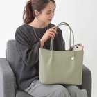 【シューラルー/SHOO LA RUE】の【軽量/A4】つまみハンドルトートバッグ 人気、トレンドファッション・服の通販 founy(ファニー) ファッション Fashion レディースファッション WOMEN バッグ Bag おすすめ Recommend スマート Smart チェーン Chain チャーム Charm ポケット Pocket 軽量 Lightweight thumbnail グリーン|ID: prp329100004389188 ipo3291000000030683232