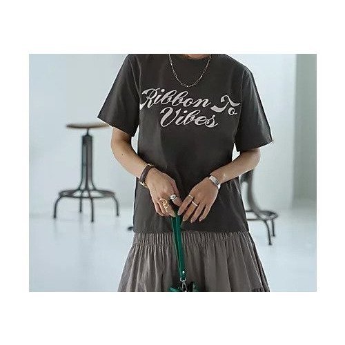 【スタイルデリ/STYLE DELI】のRIBBONロゴTシャツ インテリア・キッズ・メンズ・レディースファッション・服の通販 founy(ファニー) 　ファッション　Fashion　レディースファッション　WOMEN　トップス・カットソー　Tops/Tshirt　シャツ/ブラウス　Shirts/Blouses　ロング / Tシャツ　T-Shirts　春　Spring　ストレート　Straight　バランス　Balance　フェミニン　Feminine　フォルム　Form　プリント　Print　ベロア　Velor　ベーシック　Basic　ボーイズ　Boys　ポケット　Pocket　半袖　Short Sleeve　メンズ　Mens　リボン　Ribbon　S/S・春夏　Ss・Spring/Summer　夏　Summer　チャコール|ID: prp329100004433170 ipo3291000000030964172