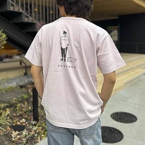 【ノーリーズ グッドマン/NOLLEY'S goodman / MEN】の【BARNS OUTFITTERS】別注タフネックT PARTNER 25SS インテリア・キッズ・メンズ・レディースファッション・服の通販 founy(ファニー) 　ファッション　Fashion　メンズファッション　MEN　ヴィンテージ　Vintage　グラフィック　Graphic　サンダル　Sandals　ショーツ　Shorts　スペシャル　Special　プリント　Print　ベーシック　Basic　別注　Special Order　犬　Dog　夏　Summer　2025年　2025　2025春夏・S/S　Ss,Spring/Summer,2025　ピンク|ID: prp329100004433993 ipo3291000000031718712