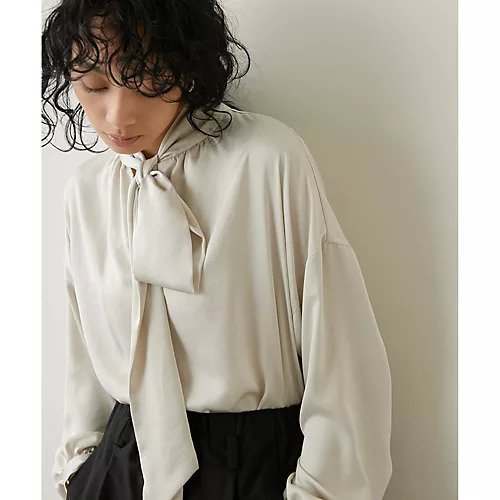 【ウィムガゼット/Whim Gazette】のサテンボウタイブラウス インテリア・キッズ・メンズ・レディースファッション・服の通販 founy(ファニー) 　ファッション　Fashion　レディースファッション　Fashion for Women　トップス・カットソー　Cut & Sew Tops　シャツ・ブラウス・オフィスカジュアル　Elegant Blouses & Button-Ups　2022年　2022　2022-2023秋冬・A/W　Autumn/Winter 2022–23 AW22–23　エレガント 上品　Elegant　ギャザー　Gathered, Ruffled　サテン　Satin, Glossy Fabric　スウェット / スエット　Sweatshirt, Sweatwear　ドレープ　Drape, Draping Fabric　フェミニン　Feminine, Girly　リボン　Ribbon, Bow　グレージュ|ID: prp329100004459223 ipo3291000000031212409