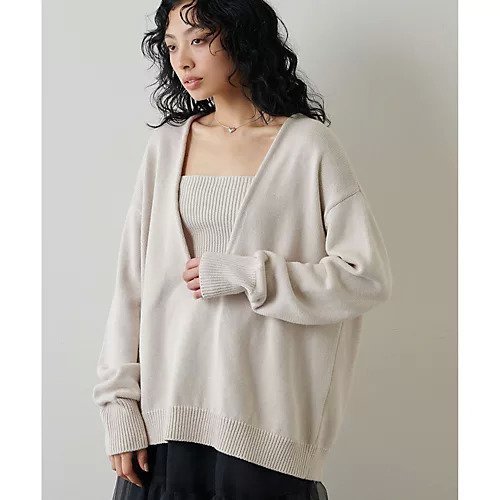 【ウィムガゼット/Whim Gazette】のVネックニットプルオーバー インテリア・キッズ・メンズ・レディースファッション・服の通販 founy(ファニー) 　ファッション　Fashion　レディースファッション　Fashion for Women　トップス・カットソー　Cut & Sew Tops　ニット　Knit Tops & Sweaters　カジュアルプルオーバー・ニットトップス　Pullovers & Knit Tops / Casual Pullovers　Vネックトップス　V-Neck Tops / V-Cut Neckline Shirts　カットソー　Cut and Sewn Top　キャミソール　Camisole, Spaghetti Strap Top　シルク　Silk, 100% Silk　シンプル　Simple, Minimal　ドレープ　Drape, Draping Fabric　ベーシック　Basic, Essential　ワイド　Wide, Wide Fit　おすすめ　Recommended / Our Picks　2023春夏・S/S　Spring/Summer 2023 SS23　2023年　2023　エレガント 上品　Elegant　ベージュ|ID: prp329100004459230 ipo3291000000031212442