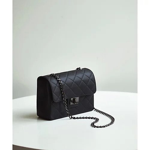 【ウィムガゼット/Whim Gazette】の【DESIGNINVERSO】PVCチェーンポシェット インテリア・キッズ・メンズ・レディースファッション・服の通販 founy(ファニー) 　ファッション　Fashion　レディースファッション　Fashion for Women　イタリア　Italy　エレガント 上品　Elegant　キルティング　Quilted, Quilting　コレクション　Collection, Seasonal Line　チェーン　Chain, Chain Strap　ポシェット　Pochette, Mini Bag　ラグジュアリー　Luxury, Elegant　ラバー　Rubber, Rubber Sole　2022年　2022　2022 春夏 S/S　Spring/Summer 2022 SS22　ブラック|ID: prp329100004459601 ipo3291000000031213918