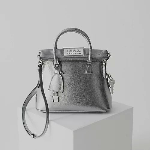 【メゾン マルジェラ/MAISON MARGIELA】の5AC CLASSIQUE MINI 人気、トレンドファッション・服の通販 founy(ファニー) 　ファッション　Fashion　レディースファッション　WOMEN　2024年　2024　2024-2025秋冬・A/W　Aw/Autumn/Winter/Fw/Fall/2024-2025　クラシカル　Classical　チャーム　Charm　フラップ　Flap　人気　Popularity　other-2|ID: prp329100004459665 ipo3291000000031887146