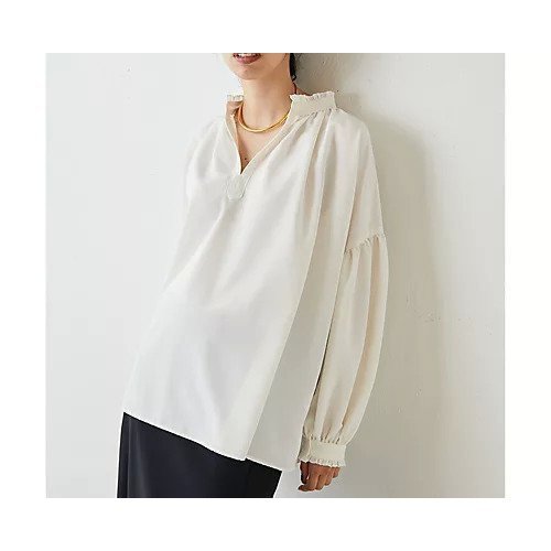 【ウィムガゼット/Whim Gazette】のサテンギャザーブラウス インテリア・キッズ・メンズ・レディースファッション・服の通販 founy(ファニー) 　ファッション　Fashion　レディースファッション　Fashion for Women　トップス・カットソー　Cut & Sew Tops　シャツ・ブラウス・オフィスカジュアル　Elegant Blouses & Button-Ups　インナー　Innerwear　ギャザー　Gathered, Ruffled　サテン　Satin, Glossy Fabric　スキッパー　Skipper, Open Collar　チューブ　Tube, Tube Top　ドレープ　Drape, Draping Fabric　フェミニン　Feminine, Girly　フリル　Frill, Ruffle　ワンポイント　One Point, Statement Accent　おすすめ　Recommended / Our Picks　2023年　2023　2023-2024秋冬・A/W　Autumn/Winter 2023–24 AW23–24　エレガント 上品　Elegant　オフホワイト|ID: prp329100004460108 ipo3291000000031216899