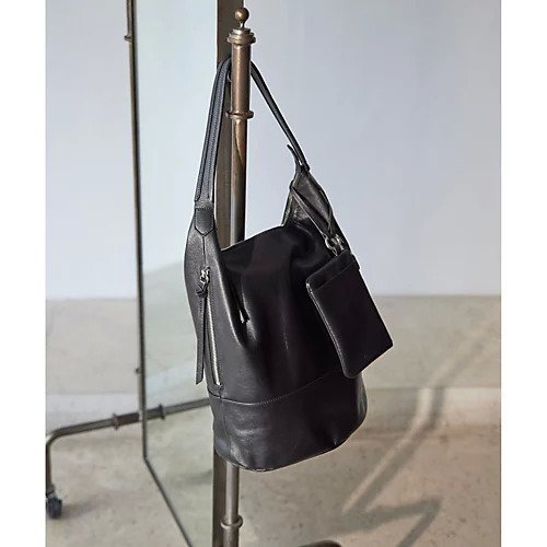【ウィムガゼット/Whim Gazette】の【Hoaw.】ワンショルダーバッグ 人気、トレンドファッション・服の通販 founy(ファニー) 　ファッション　Fashion　レディースファッション　Fashion for Women　バッグ　Bags　アクセサリー　Fashion Accessories　春　Spring　シェイプ　Shape, Slim Fit　シューズ　Shoes, Footwear　シンプル　Simple, Minimal　バケツ　Bucket, Bucket Style　バランス　Balance, Style Balance　フラット　Flat, Flat Shoes　ベーシック　Basic, Essential　ポケット　Pocket, Pocket Detail　ポーチ　Pouch, Small Case　メンズ　Men's, Menswear　モダン　Modern, Contemporary　S/S・春夏　SS, Spring/Summer, Warm Season　おすすめ　Recommended / Our Picks　夏　Summer　エレガント 上品　Elegant　 other-1|ID: prp329100004460559 ipo3291000000031219925