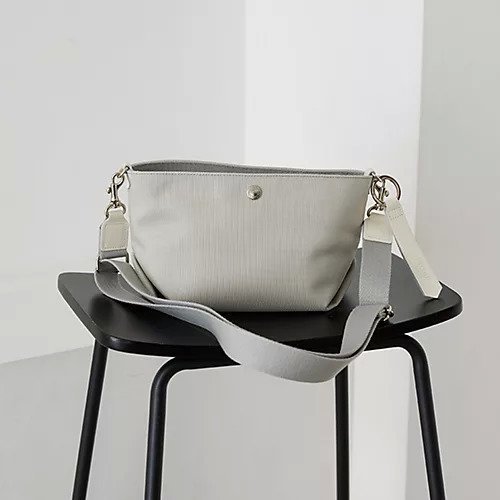 【トプカピ/TOPKAPI】の【Breath TOPKAPI】Aerial エアリアル ナイロン カラーストラップ付き ショルダーバッグ /軽量 インテリア・キッズ・メンズ・レディースファッション・服の通販 founy(ファニー) 　ファッション　Fashion　レディースファッション　WOMEN　クール　Cool　軽量　Lightweight　スリム　Slim　ハンドバッグ　Handbag　ラップ　Wrap　リアル　Real　ワンポイント　One Point　エレガント 上品　Elegant　ライトグレー|ID: prp329100004462332 ipo3291000000031229528