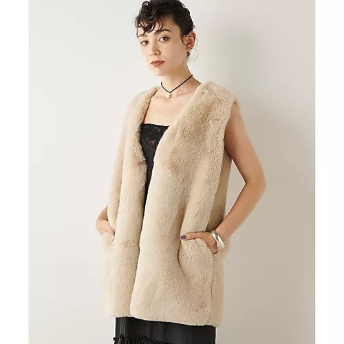 【ウィムガゼット/Whim Gazette】の【THE PAUSE】エコファーVネックジレ インテリア・キッズ・メンズ・レディースファッション・服の通販 founy(ファニー) 　ファッション　Fashion　レディースファッション　Fashion for Women　アウター　Coat / Outerwear Collection　トップス・カットソー　Cut & Sew Tops　ベスト&ジレ / 重ね着スタイル　Vests & Gilets　Vネックトップス　V-Neck Tops / V-Cut Neckline Shirts　ヴィンテージ　Vintage Style　グラデーション　Gradient, Ombre　人気　Popular, Best Seller　フェイク　Faux, Fake　フロント　Front, Front Design　ベスト　Vest, Waistcoat　ボトム　Bottoms, Lower Wear　ミドル　Middle Length, Mid Height　ルーズ　Loose, Oversized　ワーク　Workwear, Utility Style　おすすめ　Recommended / Our Picks　2023年　2023　2023-2024秋冬・A/W　Autumn/Winter 2023–24 AW23–24　エレガント 上品　Elegant　ライトベージュ|ID: prp329100004463254 ipo3291000000031232684