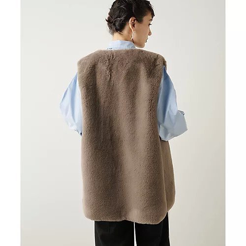 【ウィムガゼット/Whim Gazette】の【THE PAUSE】エコファーVネックジレ 人気、トレンドファッション・服の通販 founy(ファニー) 　ファッション　Fashion　レディースファッション　Fashion for Women　アウター　Coat / Outerwear Collection　トップス・カットソー　Cut & Sew Tops　ベスト&ジレ / 重ね着スタイル　Vests & Gilets　Vネックトップス　V-Neck Tops / V-Cut Neckline Shirts　ヴィンテージ　Vintage Style　グラデーション　Gradient, Ombre　人気　Popular, Best Seller　フェイク　Faux, Fake　フロント　Front, Front Design　ベスト　Vest, Waistcoat　ボトム　Bottoms, Lower Wear　ミドル　Middle Length, Mid Height　ルーズ　Loose, Oversized　ワーク　Workwear, Utility Style　おすすめ　Recommended / Our Picks　2023年　2023　2023-2024秋冬・A/W　Autumn/Winter 2023–24 AW23–24　エレガント 上品　Elegant　other-2|ID: prp329100004463254 ipo3291000000031247454