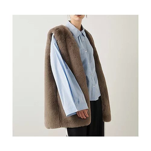【ウィムガゼット/Whim Gazette】の【THE PAUSE】エコファーVネックジレ 人気、トレンドファッション・服の通販 founy(ファニー) 　ファッション　Fashion　レディースファッション　Fashion for Women　アウター　Coat / Outerwear Collection　トップス・カットソー　Cut & Sew Tops　ベスト&ジレ / 重ね着スタイル　Vests & Gilets　Vネックトップス　V-Neck Tops / V-Cut Neckline Shirts　ヴィンテージ　Vintage Style　グラデーション　Gradient, Ombre　人気　Popular, Best Seller　フェイク　Faux, Fake　フロント　Front, Front Design　ベスト　Vest, Waistcoat　ボトム　Bottoms, Lower Wear　ミドル　Middle Length, Mid Height　ルーズ　Loose, Oversized　ワーク　Workwear, Utility Style　おすすめ　Recommended / Our Picks　2023年　2023　2023-2024秋冬・A/W　Autumn/Winter 2023–24 AW23–24　エレガント 上品　Elegant　other-3|ID: prp329100004463254 ipo3291000000031247455
