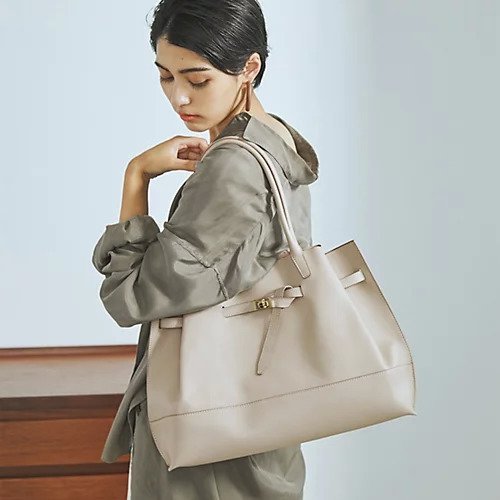 【トプカピ/TOPKAPI】のシュリンクレザー ベルトデザインA4トートバッグ 人気、トレンドファッション・服の通販 founy(ファニー) 　ファッション　Fashion　レディースファッション　Fashion for Women　バッグ　Bags　ベルト&ウエストマーク　Belts & Waist Accessories　おすすめ　Recommended / Our Picks　エレガント 上品　Elegant　ジャケット　Jacket, Outerwear　ビジネス 仕事 通勤　Business / Work / Commuting　other-3|ID: prp329100004464122 ipo3291000000031249621