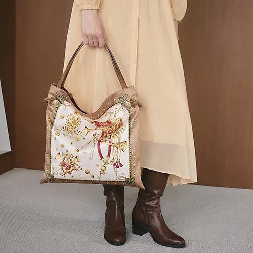 【トプカピ/TOPKAPI】の【TREASURE TOPKAPI】マイルドサテン スカーフ柄 トートバッグ インテリア・キッズ・メンズ・レディースファッション・服の通販 founy(ファニー) 　ファッション　Fashion　レディースファッション　WOMEN　バッグ　Bag　アクセサリー　Accessories　クラシカル　Classical　スカーフ　Scarf　タッセル　Tassel　トリミング　Trimming　モチーフ　Motif　人気　Popularity　ベージュ|ID: prp329100004464175 ipo3291000000031235273