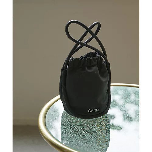 【ウィムガゼット/Whim Gazette】の【GANNI】ナイロンドロストBAG インテリア・キッズ・メンズ・レディースファッション・服の通販 founy(ファニー) https://founy.com/ ファッション Fashion レディースファッション Fashion for Women バッグ Bags カラフル Colorful Design コレクション Collection, Seasonal Line コンパクト Compact, Small Size 巾着 Drawstring Bag, Kinchaku 軽量 Lightweight, Ultra Light シルバー Silver, Metallic Silver シンプル Simple, Minimal スタイリッシュ Stylish, Fashionable ニューヨーク New York, NYC Style パイピング Piping, Trim Design フォルム Silhouette, Form プリント Print, Printed Pattern プレート Plate, Dish ロンドン London Style, British Inspired 2022年 2022 2022-2023秋冬・A/W Autumn/Winter 2022–23 AW22–23 |ID: prp329100004464253 ipo3291000000031235523