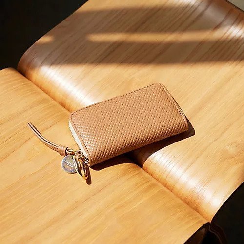 【トプカピ/TOPKAPI】の【TREASURE TOPKAPI】クロスエンボス レザー L字ファスナー 長財布 インテリア・キッズ・メンズ・レディースファッション・服の通販 founy(ファニー) 　ファッション　Fashion　レディースファッション　Fashion for Women　ミニ財布・二つ折り財布　Wallets & Card Cases　イエロー　Yellow　春　Spring　スマート　Smart, Elegant　スリム　Slim, Slim Fit　財布　Wallet, Purse　チャーム　Charm, Pendant　プレート　Plate, Dish　ポケット　Pocket, Pocket Detail　メッシュ　Mesh, Net Fabric　S/S・春夏　SS, Spring/Summer, Warm Season　夏　Summer　キャメル|ID: prp329100004464343 ipo3291000000034989025