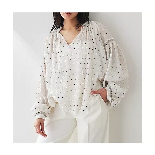 【ウィムガゼット/Whim Gazette】のドットシシュウブラウス インテリア・キッズ・メンズ・レディースファッション・服の通販 founy(ファニー) 　ファッション　Fashion　レディースファッション　WOMEN　トップス・カットソー　Tops/Tshirt　シャツ/ブラウス　Shirts/Blouses　2025年　2025　2025春夏・S/S　Ss,Spring/Summer,2025　シャーリング　Shirring　スキッパー　Skipper　デコルテ　Decolletage　ドット　Dot　夏　Summer　春　Spring　オフホワイト|ID: prp329100004493356 ipo3291000000031684838