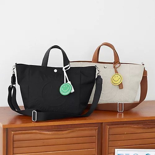 【トプカピ/TOPKAPI】の【Breath TOPKAPI】SMILE COLLECTION エンボス スマイル 2way トートバッグ /スマイルチャーム付き インテリア・キッズ・メンズ・レディースファッション・服の通販 founy(ファニー) 　ファッション　Fashion　レディースファッション　WOMEN　バッグ　Bag　キャンバス　Canvas　チャーム　Charm　フロント　Front　ポケット　Pocket　モチーフ　Motif　ブラック|ID: prp329100004516141 ipo3291000000031914378