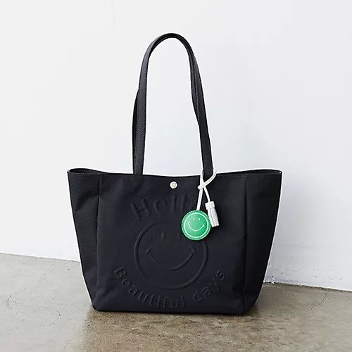 【トプカピ/TOPKAPI】の【Breath TOPKAPI】SMILE COLLECTION エンボス スマイル ビッグ トートバッグ /スマイルチャーム付き インテリア・キッズ・メンズ・レディースファッション・服の通販 founy(ファニー) 　ファッション　Fashion　レディースファッション　WOMEN　バッグ　Bag　キャンバス　Canvas　チャーム　Charm　ビッグ　Big　フラップ　Flap　フロント　Front　ポケット　Pocket　モチーフ　Motif　ブラック|ID: prp329100004516142 ipo3291000000031914392