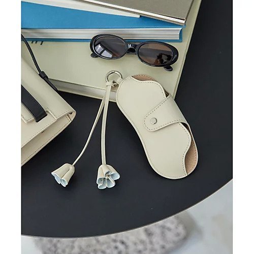 【ウィムガゼット/Whim Gazette】の【Hoaw.】Glasses Case インテリア・キッズ・メンズ・レディースファッション・服の通販 founy(ファニー) 　ファッション　Fashion　レディースファッション　WOMEN　サングラス/メガネ　Glasses　アクセサリー　Accessories　サングラス　Sunglasses　シューズ　Shoes　シンプル　Simple　スタイリッシュ　Stylish　チャーム　Charm　ボックス　Box　ループ　Loop　レオパード　Leopard　2025年　2025　2025春夏・S/S　Ss,Spring/Summer,2025　オフホワイト|ID: prp329100004547747 ipo3291000000032138011
