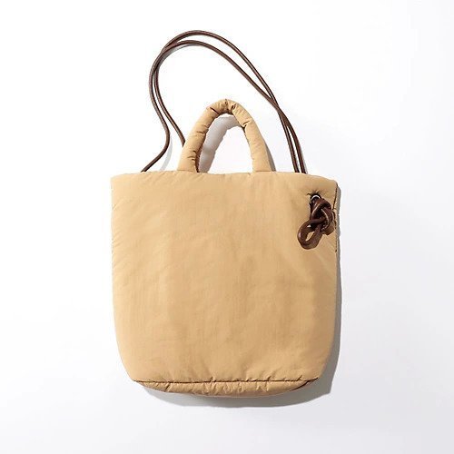 【アンドミューク/&MyuQ】の”FATA”パフBIGトートバッグ(ストラップ付) インテリア・キッズ・メンズ・レディースファッション・服の通販 founy(ファニー) https://founy.com/ ファッション Fashion レディースファッション WOMEN バッグ Bag ポケット Pocket ラップ Wrap 旅行 Travel |ID: prp329100004551406 ipo3291000000032168512
