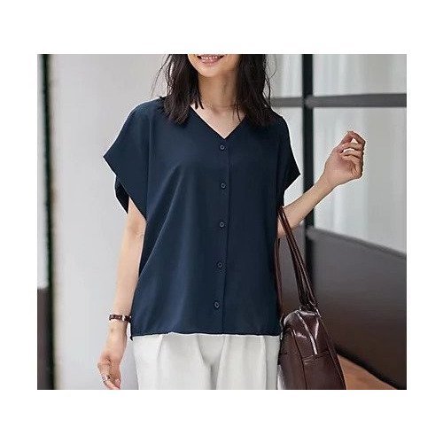 【スタイルデリ/STYLE DELI】の薄手でシルキーなドレープVネックブラウス インテリア・キッズ・メンズ・レディースファッション・服の通販 founy(ファニー) 　ファッション　Fashion　レディースファッション　WOMEN　トップス・カットソー　Tops/Tshirt　シャツ/ブラウス　Shirts/Blouses　Vネック　V-Neck　イエロー　Yellow　カーディガン　Cardigan　クール　Cool　シンプル　Simple　ジャケット　Jacket　ストレート　Straight　スリット　Slit　デコルテ　Decolletage　ドレープ　Drape　バランス　Balance　フラット　Flat　フロント　Front　ブルゾン　Blouson　ポケット　Pocket　半袖　Short Sleeve　夏　Summer　エレガント 上品　Elegant　ビジネス 仕事 通勤　Business　ネイビー|ID: prp329100004576644 ipo3291000000032412706
