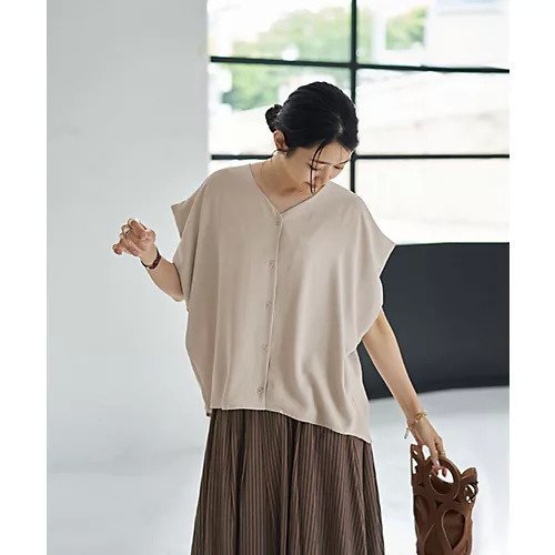 【スタイルデリ/STYLE DELI】の薄手でシルキーなドレープVネックブラウス インテリア・キッズ・メンズ・レディースファッション・服の通販 founy(ファニー) 　ファッション　Fashion　レディースファッション　WOMEN　トップス・カットソー　Tops/Tshirt　シャツ/ブラウス　Shirts/Blouses　Vネック　V-Neck　イエロー　Yellow　カーディガン　Cardigan　クール　Cool　シンプル　Simple　ジャケット　Jacket　ストレート　Straight　スリット　Slit　デコルテ　Decolletage　ドレープ　Drape　バランス　Balance　フラット　Flat　フロント　Front　ブルゾン　Blouson　ポケット　Pocket　半袖　Short Sleeve　夏　Summer　エレガント 上品　Elegant　ビジネス 仕事 通勤　Business　ライトベージュ|ID: prp329100004576644 ipo3291000000032412708