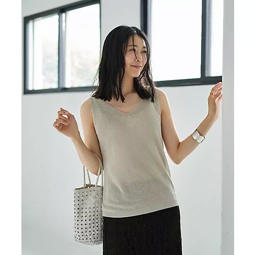 【スタイルデリ/STYLE DELI】の薄くて柔らかなラメVネックニットベスト インテリア・キッズ・メンズ・レディースファッション・服の通販 founy(ファニー) 　ファッション　Fashion　レディースファッション　Fashion for Women　アウター　Coat / Outerwear Collection　トップス・カットソー　Cut & Sew Tops　ニット　Knit Tops & Sweaters　ベスト&ジレ / 重ね着スタイル　Vests & Gilets　Vネックトップス　V-Neck Tops / V-Cut Neckline Shirts　インナー　Innerwear　秋　Autumn　カットソー　Cut and Sewn Top　サロペット　Overalls, Salopette　シアー　Sheer, See-Through　シルバー　Silver, Metallic Silver　ジャケット　Jacket, Outerwear　ストレート　Straight, Straight Cut　定番　Standard, Basic Item　なめらか　Smooth, Silky Texture　長袖　Long Sleeve, Full Sleeve　フィット　Fit, Slim Fit　ベスト　Vest, Waistcoat　無地　Plain, Solid Color　レギンス　Leggings, Stretch Pants　夏　Summer　グレージュ|ID: prp329100004576748 ipo3291000000032413724