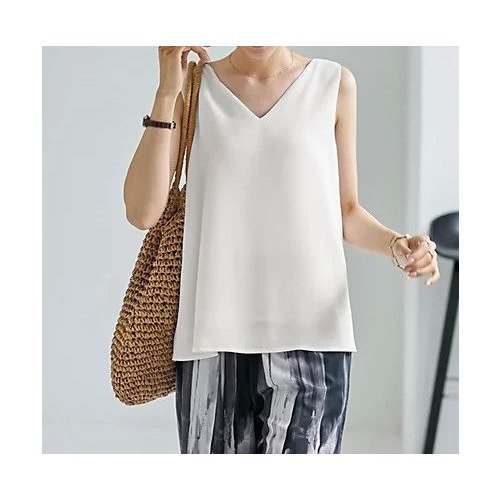 【スタイルデリ/STYLE DELI】のゆったりとしたタンク型Vネックブラウス インテリア・キッズ・メンズ・レディースファッション・服の通販 founy(ファニー) 　ファッション　Fashion　レディースファッション　WOMEN　トップス・カットソー　Tops/Tshirt　シャツ/ブラウス　Shirts/Blouses　Vネック　V-Neck　イエロー　Yellow　インナー　Inner　カーディガン　Cardigan　シンプル　Simple　ジョーゼット　Georgette　ストレート　Straight　スリット　Slit　タンク　Tank　デコルテ　Decolletage　トッパー　Topper　定番　Standard　ノースリーブ　No Sleeve　ペチコート　Petticoat　ペンシル　Pencil　夏　Summer　ホワイト|ID: prp329100004578705 ipo3291000000032434832