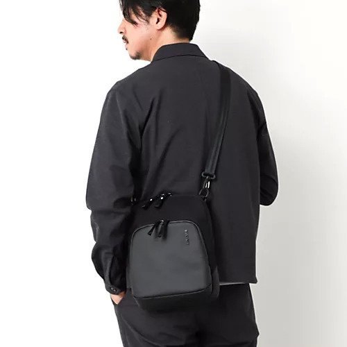 【ノーリーズ グッドマン/NOLLEY'S goodman / MEN】の【Incase/インケース】A.R.C.Crossbody Bag インテリア・キッズ・メンズ・レディースファッション・服の通販 founy(ファニー) https://founy.com/ ファッション Fashion メンズファッション Fashion for Men バッグ Bags クッション Cushion, Throw Pillow コンパクト Compact, Small Size コーティング Coating, Coated Finish ショルダー Shoulder, Shoulder Strap シンプル Simple, Minimal ジップ Zip, Zipper スマート Smart, Elegant トレンド Trend, Trending Now フィット Fit, Slim Fit フロント Front, Front Design ポケット Pocket, Pocket Detail iPhone アイフォーン iPhone ビジネス 仕事 通勤 Business / Work / Commuting |ID: prp329100004580253 ipo3291000000032745746