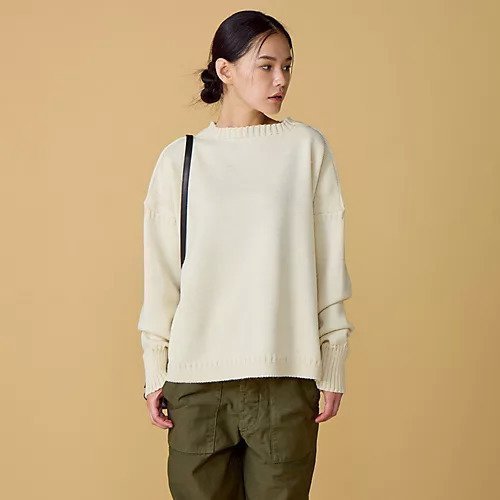 【ビショップ/Le Tricoteur】のOFF SHOULDER CROPPED GUERNSEY SWEATER インテリア・キッズ・メンズ・レディースファッション・服の通販 founy(ファニー) 　ファッション　Fashion　レディースファッション　Fashion for Women　トップス・カットソー　Cut & Sew Tops　レディースパーカー・カジュアルフーディー　Casual Hoodies & Sweatshirts　スウェット・クルーネックトップス　Sweatshirts & Crewnecks / Relaxed Fit Sweat Tops　コンパクト　Compact, Small Size　ショート　Short, Short Length　セーター　Sweater, Knitwear　定番　Standard, Basic Item　フランス　France, French　ボーダー　Border, Stripe　ビジネス 仕事 通勤　Business / Work / Commuting　PURE ARAN|ID: prp329100004593085 ipo3291000000035905456