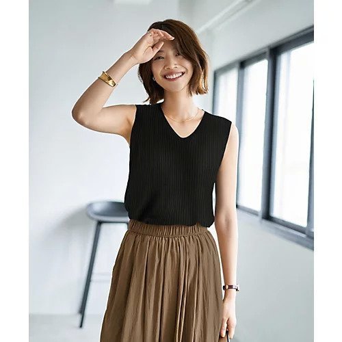【スタイルデリ/STYLE DELI】の薄手なとろみシャリ感Vネックトップス インテリア・キッズ・メンズ・レディースファッション・服の通販 founy(ファニー) 　ファッション　Fashion　レディースファッション　Ladies' Fashion Online　トップス・カットソー　Tops/Tshirt　Vネック　V-Neck　インナー　Inner　カットソー　Cut And Sew　軽量　Lightweight　サロペット　Overalls　シンプル　Simple　ジャケット　Jacket　ストレート　Straight　スリット　Slit　とろみ　Thickness　タンク　Tank　デコルテ　Decolletage　定番　Standard　ノースリーブ　No Sleeve　バランス　Balance　フィット　Fit　フォルム　Form　ベーシック　Basic　夏　Summer　エレガント 上品　Elegant　ブラック|ID: prp329100004597455 ipo3291000000032675291