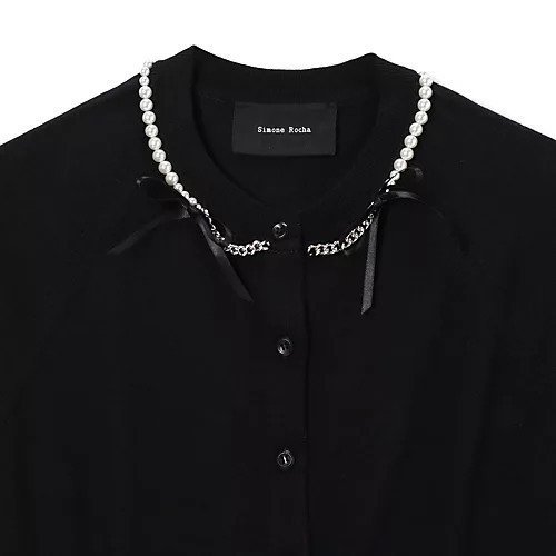 【シモーン ロシャ/SIMONE ROCHA】のCLASSIC LONG SLEEVE CARDIGAN W/ EMB 人気、トレンドファッション・服の通販 founy(ファニー) 　ファッション　Fashion　レディースファッション　Ladies' Fashion Online　トップス・カットソー　Tops/Tshirt　カーディガン　Cardigans　2025年　2025　2025-2026秋冬・A/W　Aw/Autumn/Winter/Fw/Fall/2025-2026　カーディガン　Cardigan　サテン　Satin　シルク　Silk　チェーン　Chain　パール　Pearl　リボン　Ribbon　other-3|ID: prp329100004598390 ipo3291000000032685154