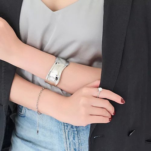 【フィービィー/phoebe】のアークカフワイドバングル シルバー 人気、トレンドファッション・服の通販 founy(ファニー) 　ファッション　Fashion　レディースファッション　Fashion for Women　おすすめ　Recommended / Our Picks　シルバー　Silver, Metallic Silver　トレンド　Trend, Trending Now　メタル　Metal, Metal Parts　冬　Winter / This Winter　夏　Summer　A/W・秋冬　Autumn/Winter　長袖　Long Sleeve, Full Sleeve　other-3|ID: prp329100004600433 ipo3291000000032703710