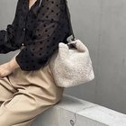 【ノーリーズ/NOLLEY'S】の【LORISTELLA/ロリステッラ】別注キューブワンハンドルムートンバッグ 人気、トレンドファッション・服の通販 founy(ファニー) ファッション Fashion レディースファッション Fashion for Women バッグ Bags イタリア Italy コンパクト Compact, Small Size ショルダー Shoulder, Shoulder Strap スタイリッシュ Stylish, Fashionable トレンド Trend, Trending Now 別注 Limited Edition, Custom Order thumbnail ベージュ|ID: prp329100004601615 ipo3291000000032716672