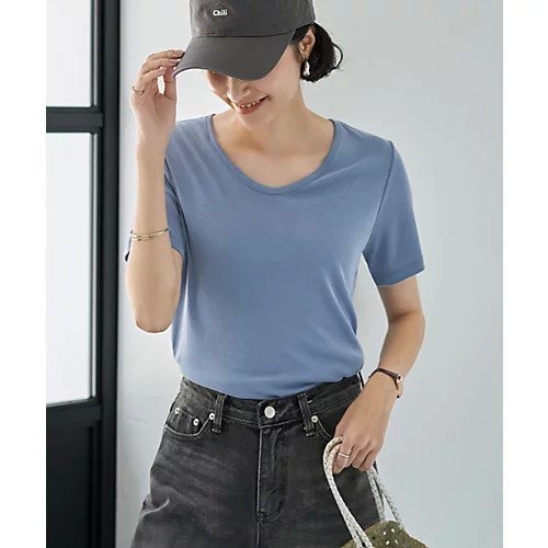 【スタイルデリ/STYLE DELI】のしっとり質感の緩やかVネックとろみトップス インテリア・キッズ・メンズ・レディースファッション・服の通販 founy(ファニー) https://founy.com/ ファッション Fashion レディースファッション Fashion for Women トップス・カットソー Cut & Sew Tops Vネックトップス V-Neck Tops / V-Cut Neckline Shirts イエロー Yellow インナー Innerwear カットソー Cut and Sewn Top ジャケット Jacket, Outerwear ストレート Straight, Straight Cut スリット Slit, Slit Detail スリム Slim, Slim Fit とろみ Fluid, Flowy Fabric タンク Tank Top, Sleeveless Top デコルテ Décolleté, Neckline なめらか Smooth, Silky Texture フィット Fit, Slim Fit 半袖 Short Sleeve, Half Sleeve 夏 Summer |ID: prp329100004602834 ipo3291000000032732504