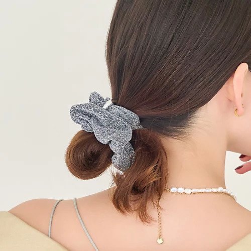 【フィービィー/phoebe】のメタルグリッターシュシュ インテリア・キッズ・メンズ・レディースファッション・服の通販 founy(ファニー) 　ファッション　Fashion　レディースファッション　Fashion for Women　シュシュ&ヘアアクセ/ヘアアレンジ　Scrunchies & Hair Accessories　シルバー　Silver, Metallic Silver　シンプル　Simple, Minimal　トレンド　Trend, Trending Now　メタル　Metal, Metal Parts　グレー|ID: prp329100004605731 ipo3291000000032814961