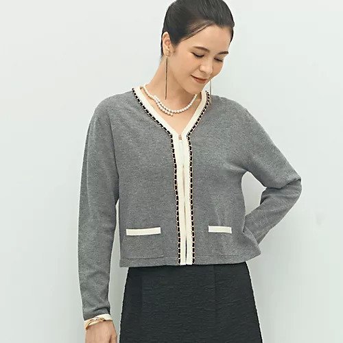 【ノーリーズ/NOLLEY'S】のチェーンブレードVネックカーディガン インテリア・キッズ・メンズ・レディースファッション・服の通販 founy(ファニー) 　ファッション　Fashion　レディースファッション　Fashion for Women　トップス・カットソー　Cut & Sew Tops　カーディガン・羽織り　Layered Style Cardigans　Vネックトップス　V-Neck Tops / V-Cut Neckline Shirts　2025年　2025　2025-2026秋冬・A/W　Autumn/Winter 2025–26 AW25–26　カーディガン　Cardigan, Knitwear　クラシカル　Classical, Vintage-Inspired　ショート　Short, Short Length　ジャケット　Jacket, Outerwear　チェーン　Chain, Chain Strap　バランス　Balance, Style Balance　フレア　Flare, Flared　ベルベット　Velvet, Velvety　リボン　Ribbon, Bow　エレガント 上品　Elegant　ミディアムグレー|ID: prp329100004621213 ipo3291000000033155315