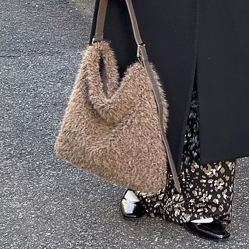 【ノーリーズソフィー/NOLLEY'S sophi】のフェイクファーショルダーバッグ インテリア・キッズ・メンズ・レディースファッション・服の通販 founy(ファニー) https://founy.com/ ファッション Fashion レディースファッション Fashion for Women バッグ Bags おすすめ Recommended / Our Picks ショルダー Shoulder, Shoulder Strap ポケット Pocket, Pocket Detail エレガント 上品 Elegant A/W・秋冬 Autumn/Winter |ID: prp329100004626358 ipo3291000000034931649