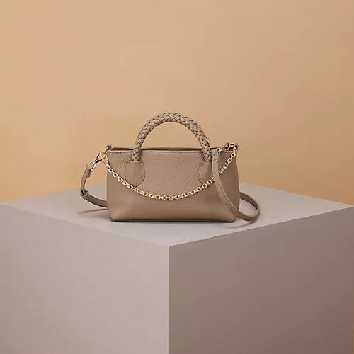 【トプカピ/TOPKAPI】の【TREASURE TOPKAPI】シュリンクレザー メッシュハンドル ウォレット スマホ ショルダー トート バッグ インテリア・キッズ・メンズ・レディースファッション・服の通販 founy(ファニー) 　ファッション　Fashion　レディースファッション　Fashion for Women　バッグ　Bags　アクセサリー　Fashion Accessories　ウォレット　Wallet　ショルダー　Shoulder, Shoulder Strap　シンプル　Simple, Minimal　スマホ　Smartphone, Mobile Device　スマート　Smart, Elegant　チェーン　Chain, Chain Strap　ベーシック　Basic, Essential　メッシュ　Mesh, Net Fabric　リップ　Lip, Lip Motif　エレガント 上品　Elegant　旅行　Travel　財布　Wallet, Purse　グレージュ|ID: prp329100004630039 ipo3291000000033298571