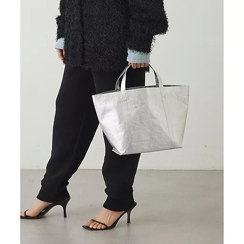【ウィムガゼット/Whim Gazette】の【THE PAUSE】ペーパートート M インテリア・キッズ・メンズ・レディースファッション・服の通販 founy(ファニー) 　ファッション　Fashion　レディースファッション　Fashion for Women　バッグ　Bags　ヴィンテージ　Vintage Style　グラデーション　Gradient, Ombre　軽量　Lightweight, Ultra Light　シルバー　Silver, Metallic Silver　ペーパー　Paper, Kraft Paper　ポケット　Pocket, Pocket Detail　ワーク　Workwear, Utility Style　2025年　2025　2025-2026秋冬・A/W　Autumn/Winter 2025–26 AW25–26　シルバー|ID: prp329100004636722 ipo3291000000033407518