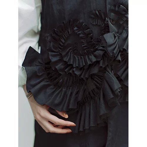 【マージ/MARGE】のTaffeta frill detail gilet 人気、トレンドファッション・服の通販 founy(ファニー) 　ファッション　Fashion　レディースファッション　Fashion for Women　アウター　Coat / Outerwear Collection　トップス・カットソー　Cut & Sew Tops　ベスト&ジレ / 重ね着スタイル　Vests & Gilets　2025年　2025　2025-2026秋冬・A/W　Autumn/Winter 2025–26 AW25–26　シェイプ　Shape, Slim Fit　ドローコード　Drawcord, Drawstring Cord　バランス　Balance, Style Balance　モチーフ　Motif, Design Theme　今季　This Season, Current Season　other-3|ID: prp329100004644579 ipo3291000000033512447