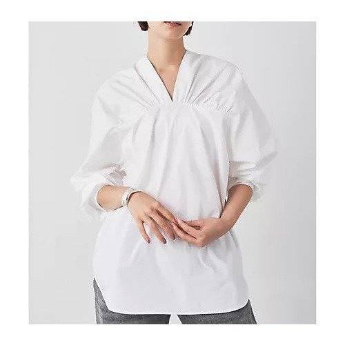 【ウィムガゼット/Whim Gazette】のVネックギャザーブラウス インテリア・キッズ・メンズ・レディースファッション・服の通販 founy(ファニー) 　ファッション　Fashion　レディースファッション　Fashion for Women　トップス・カットソー　Cut & Sew Tops　シャツ・ブラウス・オフィスカジュアル　Elegant Blouses & Button-Ups　Vネックトップス　V-Neck Tops / V-Cut Neckline Shirts　2025年　2025　2025-2026秋冬・A/W　Autumn/Winter 2025–26 AW25–26　ギャザー　Gathered, Ruffled　スリーブ　Sleeve, Long Sleeve / Short Sleeve　タイプライター　Typewriter Fabric, Crisp Cotton　フォルム　Silhouette, Form　オフホワイト|ID: prp329100004649855 ipo3291000000033589638