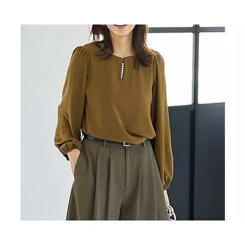 【スタイルデリ/STYLE DELI】の外せるパール付きチュニックブラウス インテリア・キッズ・メンズ・レディースファッション・服の通販 founy(ファニー) 　ファッション　Fashion　レディースファッション　Fashion for Women　トップス・カットソー　Cut & Sew Tops　シャツ・ブラウス・オフィスカジュアル　Elegant Blouses & Button-Ups　カーディガン　Cardigan, Knitwear　ギャザー　Gathered, Ruffled　シンプル　Simple, Minimal　ジャケット　Jacket, Outerwear　チュニック　Tunic, Long Top　デコルテ　Décolleté, Neckline　ドレープ　Drape, Draping Fabric　ネックレス　Necklace, Pendant Necklace　バランス　Balance, Style Balance　パール　Pearl, Pearl Accent　ボトム　Bottoms, Lower Wear　ポケット　Pocket, Pocket Detail　リーフ　Leaf, Botanical Leaf　夏　Summer　ダークリーフ|ID: prp329100004704557 ipo3291000000033973452