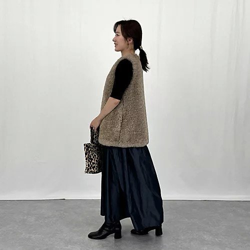 【カレンソロジー/Curensology】のリバーキルトファーベスト 人気、トレンドファッション・服の通販 founy(ファニー) ファッション Fashion レディースファッション Fashion for Women アウター Coat / Outerwear Collection トップス・カットソー Cut & Sew Tops ベスト&ジレ / 重ね着スタイル Vests & Gilets イタリア Italy 秋 Autumn キルト Quilt, Quilted Fabric サテン Satin, Glossy Fabric シンプル Simple, Minimal タフタ Taffeta, Structured Fabric なめらか Smooth, Silky Texture バランス Balance, Style Balance フェイクファー Faux Fur, Imitation Fur リバーシブル Reversible, Two-Sided エレガント 上品 Elegant other-3|ID: prp329100004715417 ipo3291000000035292111