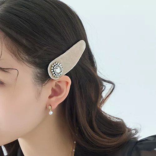 【フィービィー/phoebe】のクラッシービジューヘアピン/ベロア インテリア・キッズ・メンズ・レディースファッション・服の通販 founy(ファニー) ファッション Fashion レディースファッション Fashion for Women トップス・カットソー Cut & Sew Tops ベロアトップス Velour Tops / Velvet-Look Items クラシック Classic, Timeless Style ダウン Down, Puffer ビジュー Bijou, Jewel-like Accent ベロア Velour, Soft Velvet モチーフ Motif, Design Theme エレガント 上品 Elegant ベージュ|ID: prp329100004725086 ipo3291000000034144144