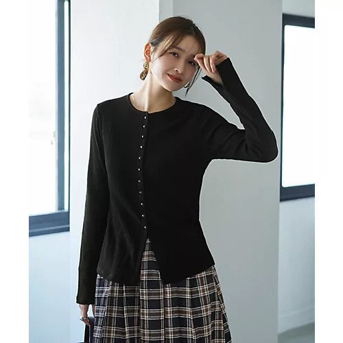 【スタイルデリ/STYLE DELI】のボタンいっぱいリブカットソートップス インテリア・キッズ・メンズ・レディースファッション・服の通販 founy(ファニー) 　ファッション　Fashion　レディースファッション　Fashion for Women　トップス・カットソー　Cut & Sew Tops　カットソー・ベーシックTシャツ　Cut-and-Sewn Tops / Stretch Tees & Basics　カットソー　Cut and Sewn Top　カーディガン　Cardigan, Knitwear　サロペット　Overalls, Salopette　シェイプ　Shape, Slim Fit　ジャケット　Jacket, Outerwear　ストレート　Straight, Straight Cut　スリット　Slit, Slit Detail　センター　Center, Center Line　定番　Standard, Basic Item　人気　Popular, Best Seller　長袖　Long Sleeve, Full Sleeve　バランス　Balance, Style Balance　フィット　Fit, Slim Fit　フォルム　Silhouette, Form　フロント　Front, Front Design　冬　Winter / This Winter　夏　Summer　ブラック|ID: prp329100004725209 ipo3291000000034144771