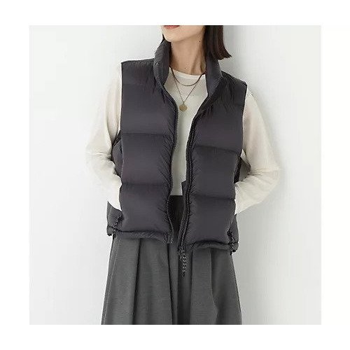 【ヒューマンウーマン/HUMAN WOMAN】のボリュームスタンドダウンベスト インテリア・キッズ・メンズ・レディースファッション・服の通販 founy(ファニー) 　ファッション　Fashion　レディースファッション　Fashion for Women　アウター　Coat / Outerwear Collection　トップス・カットソー　Cut & Sew Tops　ベスト&ジレ / 重ね着スタイル　Vests & Gilets　おすすめ　Recommended / Our Picks　キルト　Quilt, Quilted Fabric　コラボ　Collaboration, Collab　ショート　Short, Short Length　スタンダード　Standard, Basic　タフタ　Taffeta, Structured Fabric　ダウン　Down, Puffer　プリント　Print, Printed Pattern　ベスト　Vest, Waistcoat　ボトム　Bottoms, Lower Wear　ポケット　Pocket, Pocket Detail　別注　Limited Edition, Custom Order　巾着　Drawstring Bag, Kinchaku　ダークチャコール|ID: prp329100004737509 ipo3291000000034219902