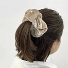 【ノーリーズ/NOLLEY'S】のパールベロアシュシュ 人気、トレンドファッション・服の通販 founy(ファニー) ファッション Fashion レディースファッション Fashion for Women トップス・カットソー Cut & Sew Tops ベロアトップス Velour Tops / Velvet-Look Items シュシュ&ヘアアクセ/ヘアアレンジ Scrunchies & Hair Accessories おすすめ Recommended / Our Picks なめらか Smooth, Silky Texture パール Pearl, Pearl Accent ベロア Velour, Soft Velvet ベーシック Basic, Essential ホリデーシーズン Holiday Season エレガント 上品 Elegant thumbnail ベージュ|ID: prp329100004756564 ipo3291000000034408644