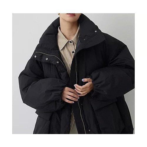 【ウィムガゼット/Whim Gazette】の【THE PAUSE】ミドルダウンコート 人気、トレンドファッション・服の通販 founy(ファニー) 　ファッション　Fashion　レディースファッション　Fashion for Women　アウター　Coat / Outerwear Collection　コート・ロングコート・ピーコート　Long Coats, Peacoats & More　ダウンジャケット・軽量ダウン　Warm & Lightweight Down Jackets　イエロー　Yellow　ヴィンテージ　Vintage Style　グラデーション　Gradient, Ombre　ショルダー　Shoulder, Shoulder Strap　スタンド　Stand Collar, Upright Stand　ダウン　Down, Puffer　トレンド　Trend, Trending Now　ドロップ　Drop Shoulder, Dropped Style　定番　Standard, Basic Item　バランス　Balance, Style Balance　フォルム　Silhouette, Form　ボトム　Bottoms, Lower Wear　防寒　Cold Protection, Winter-Ready　ミドル　Middle Length, Mid Height　ワーク　Workwear, Utility Style　エレガント 上品　Elegant　2025年　2025　2025-2026秋冬・A/W　Autumn/Winter 2025–26 AW25–26　other-2|ID: prp329100004773635 ipo3291000000034594458