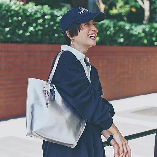 【トゥエルブクローゼット/12closet】の【軽量】チャーム付き床革トートバッグ 人気、トレンドファッション・服の通販 founy(ファニー) 　ファッション　Fashion　レディースファッション　Fashion for Women　バッグ　Bags　アクセサリー　Fashion Accessories　シルバー　Silver, Metallic Silver　チャーム　Charm, Pendant　モチーフ　Motif, Design Theme　台形　A-Line, Trapezoid Shape　軽量　Lightweight, Ultra Light　other-2|ID: prp329100004784846 ipo3291000000035126624