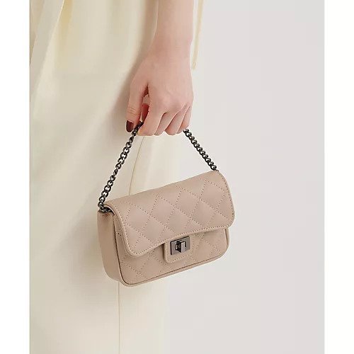 【ウィムガゼット/Whim Gazette】の【Hoaw.】チェーンミニバッグ インテリア・キッズ・メンズ・レディースファッション・服の通販 founy(ファニー) 　ファッション　Fashion　レディースファッション　Fashion for Women　バッグ　Bags　アクセサリー　Fashion Accessories　春　Spring　キルティング　Quilted, Quilting　クール　Cool, Chic　シューズ　Shoes, Footwear　チェーン　Chain, Chain Strap　チャーム　Charm, Pendant　ワンポイント　One Point, Statement Accent　おすすめ　Recommended / Our Picks　2026年　2026　ベージュ|ID: prp329100004800085 ipo3291000000034825599